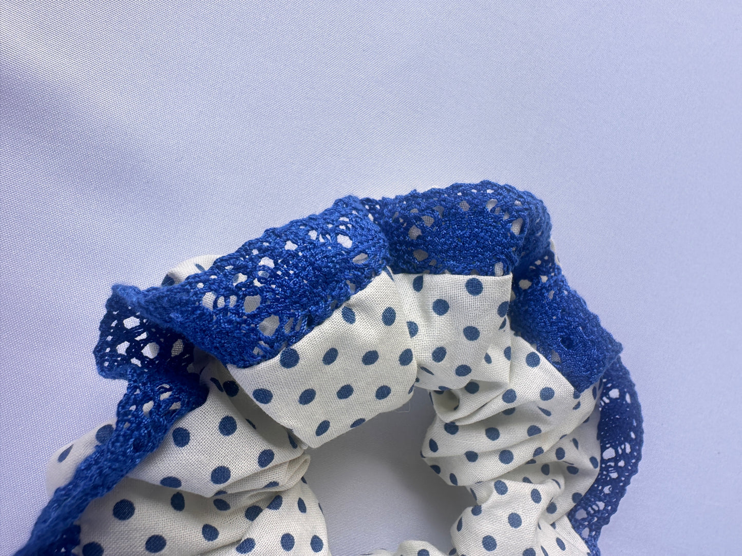 Scrunchie in Cotone a Pois con Pizzo Blu