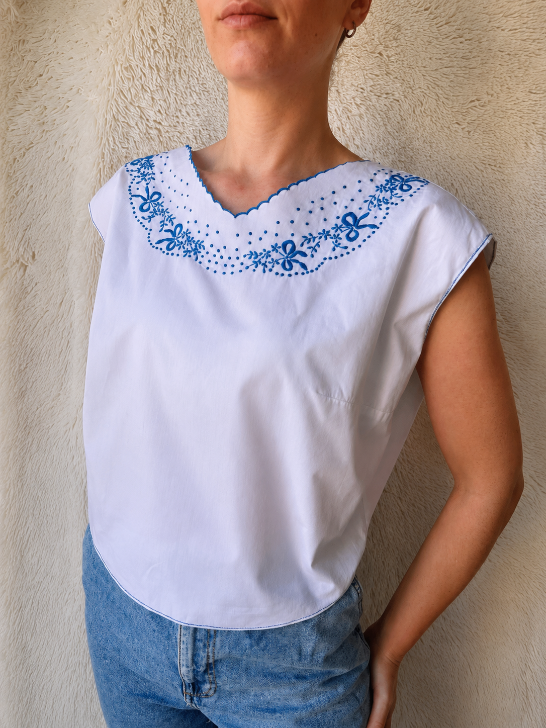 Top sartoriale con Ricamo Floreale Blu