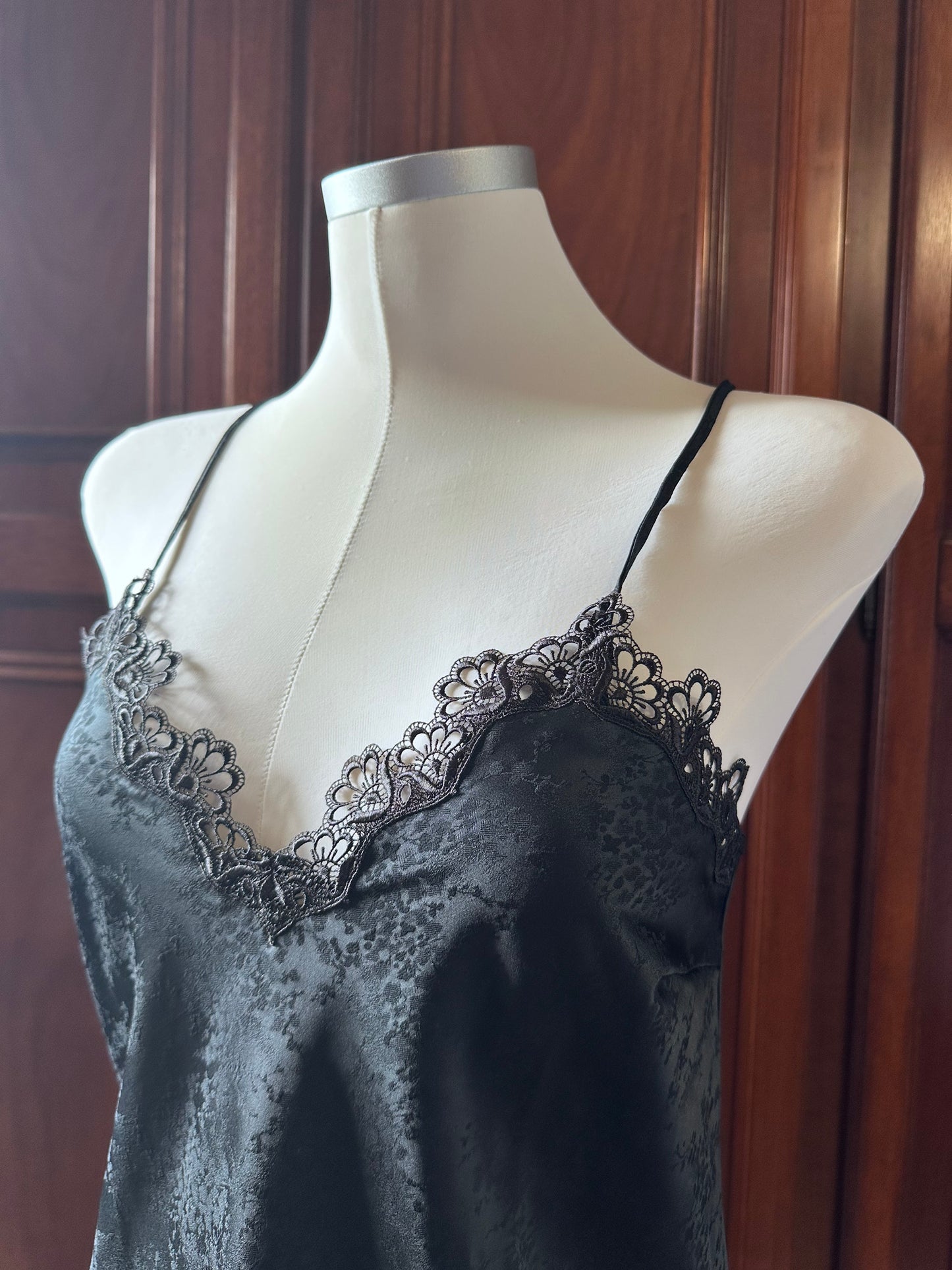 black slip dress con pizzo