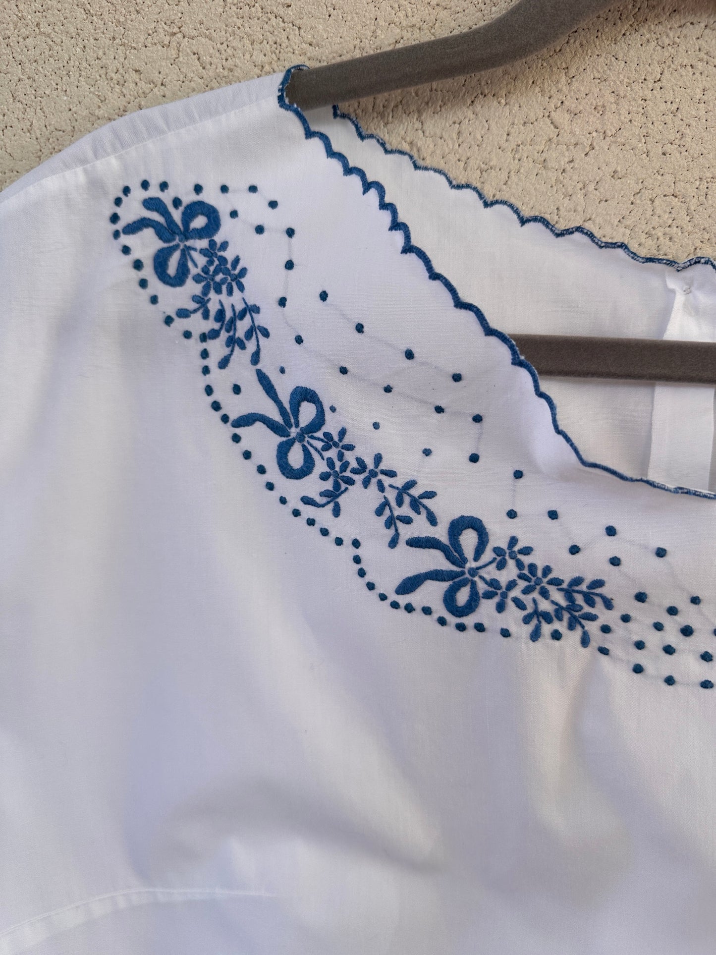 Top sartoriale con Ricamo Floreale Blu