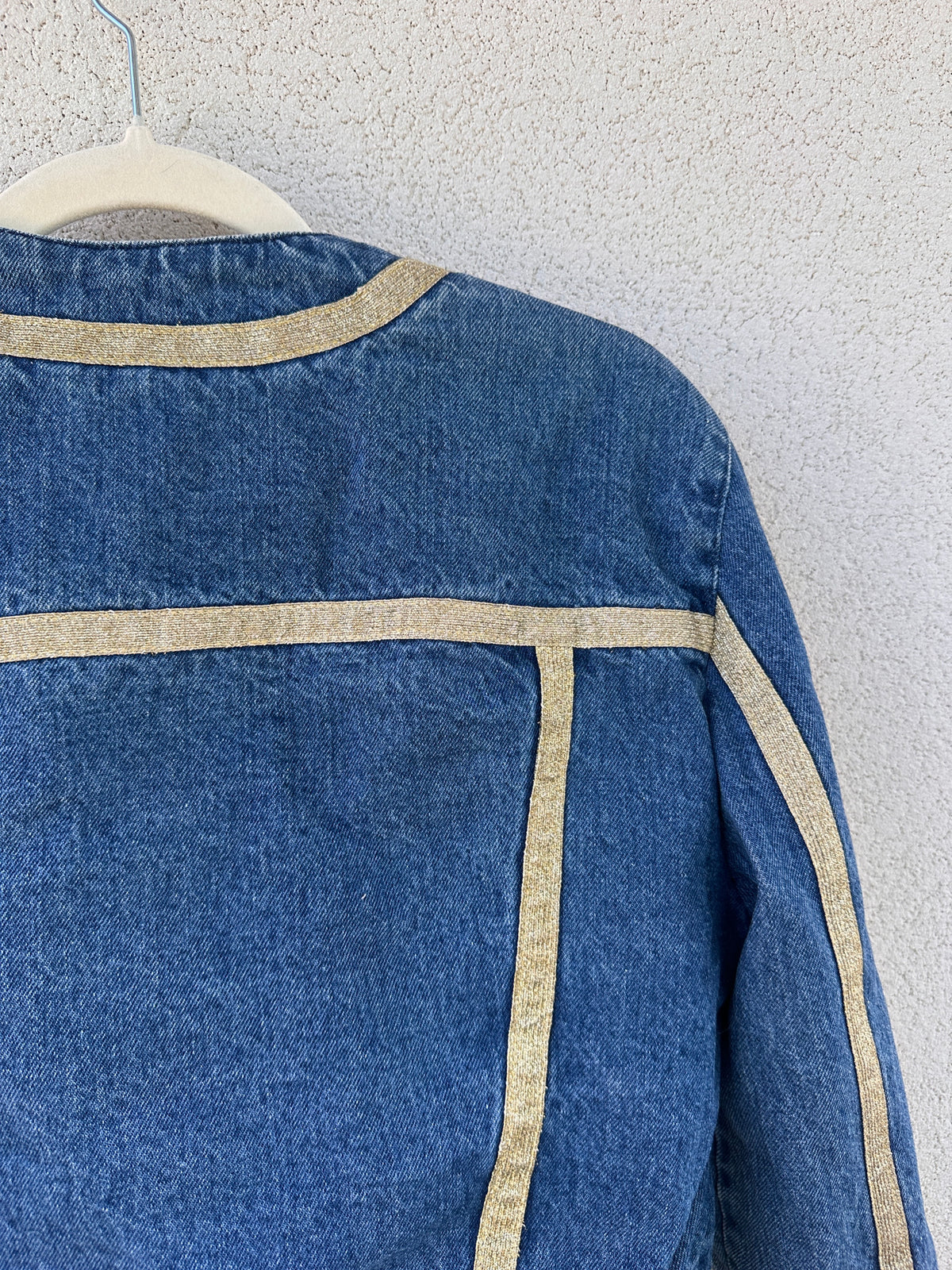 Moschino Jeans – giacca denim cropped con dettagli dorati