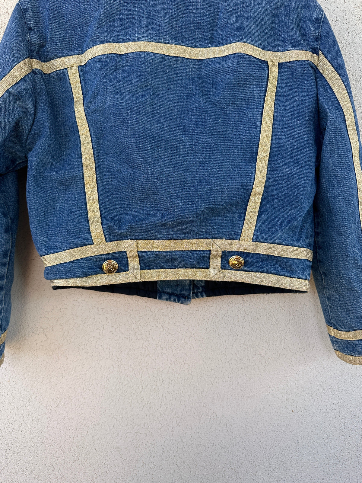 Moschino Jeans – giacca denim cropped con dettagli dorati