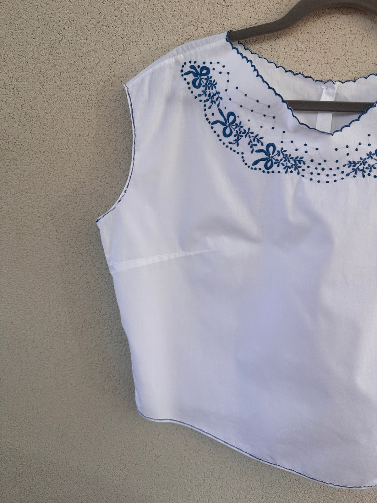 Top sartoriale con Ricamo Floreale Blu