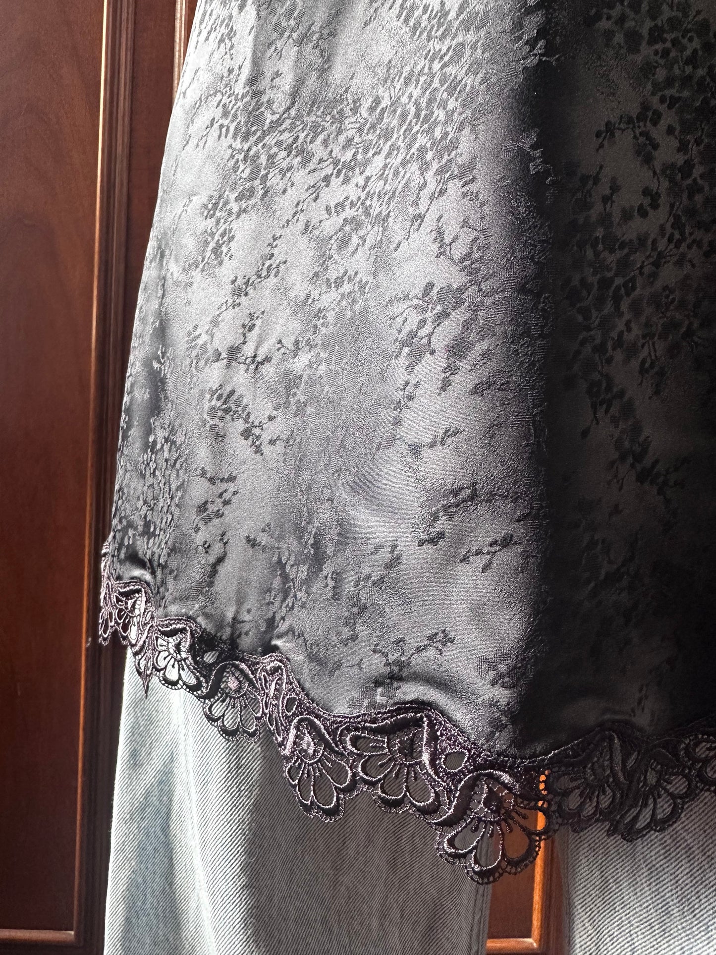 black slip dress con pizzo