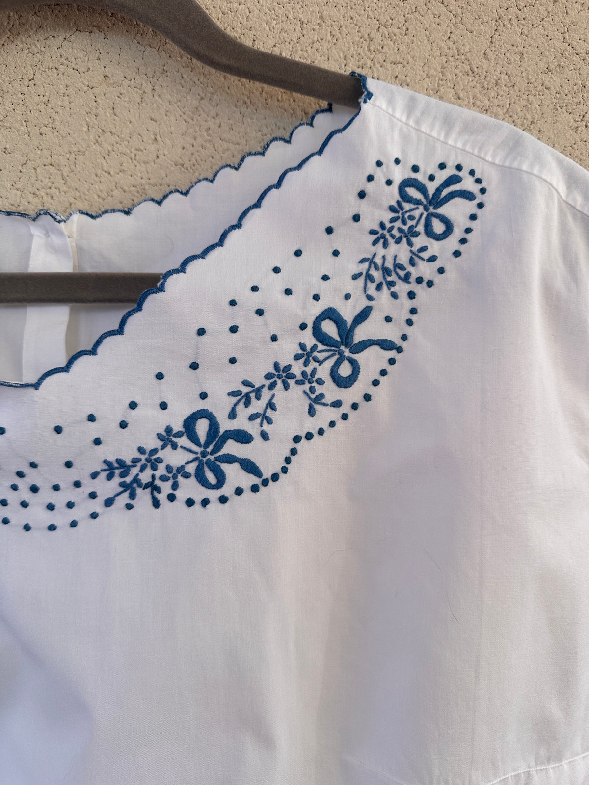 Top sartoriale con Ricamo Floreale Blu