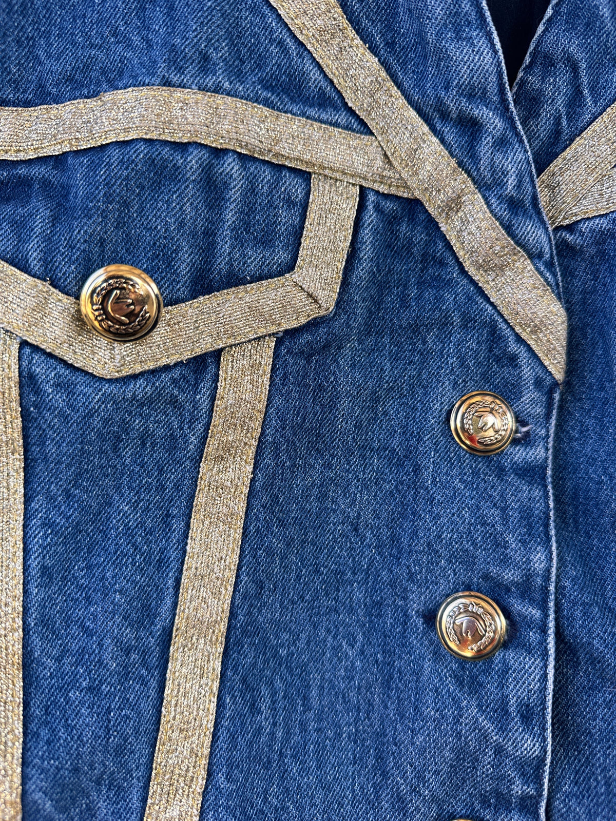 Moschino Jeans – giacca denim cropped con dettagli dorati
