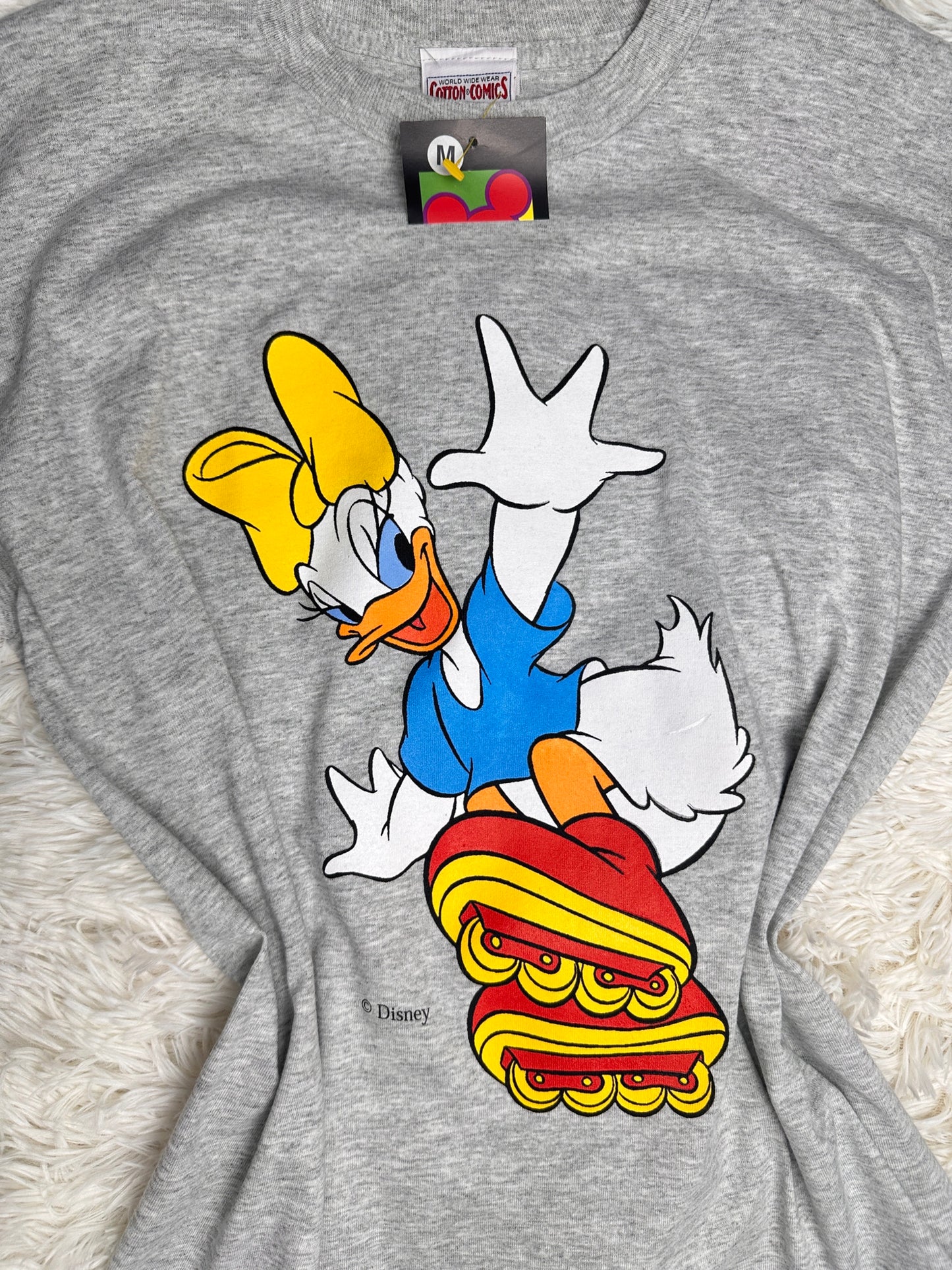 T-shirt paperina sui pattini