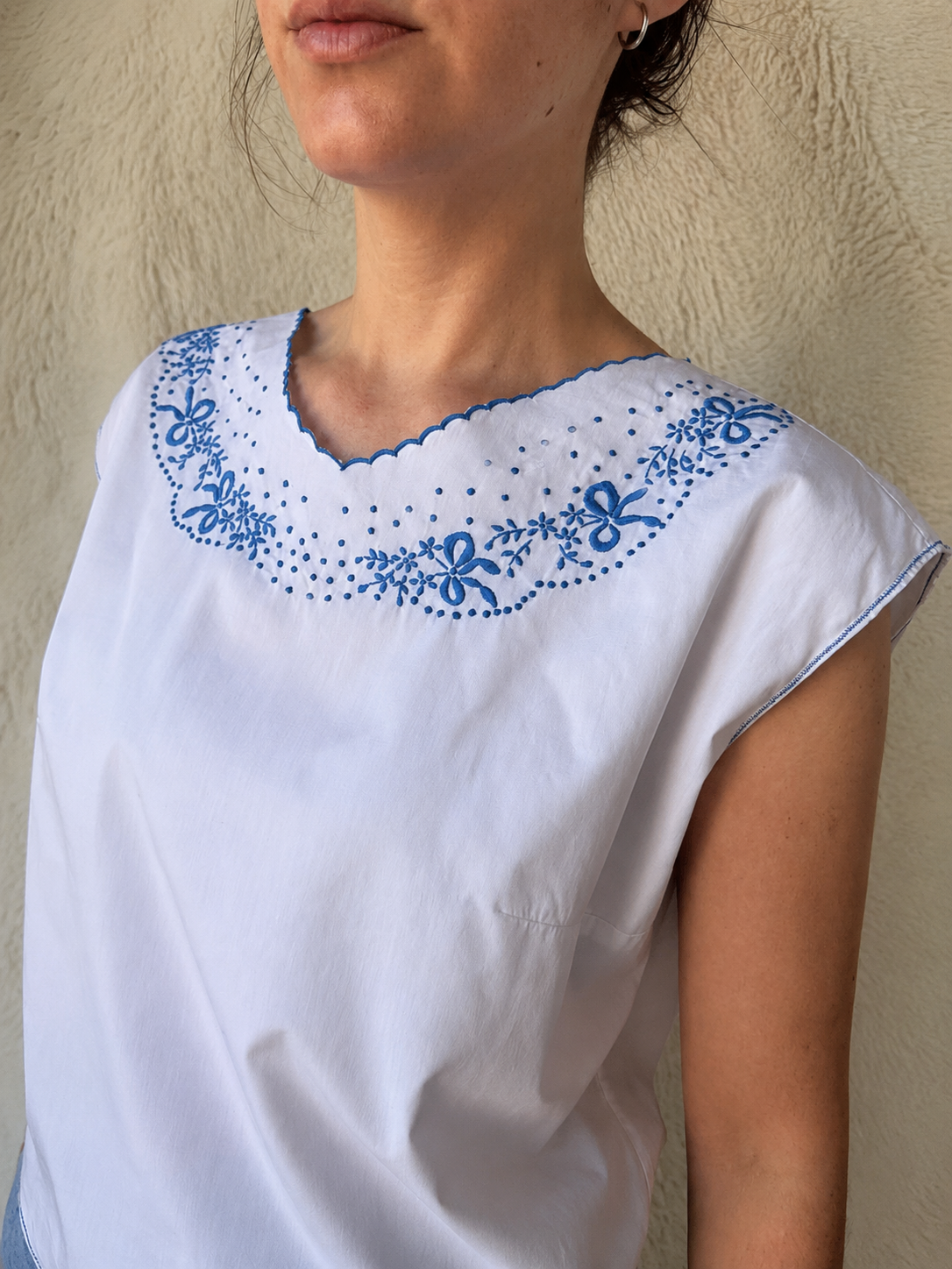 Top sartoriale con Ricamo Floreale Blu