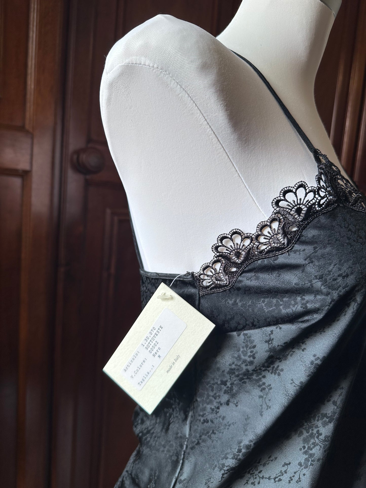 black slip dress con pizzo