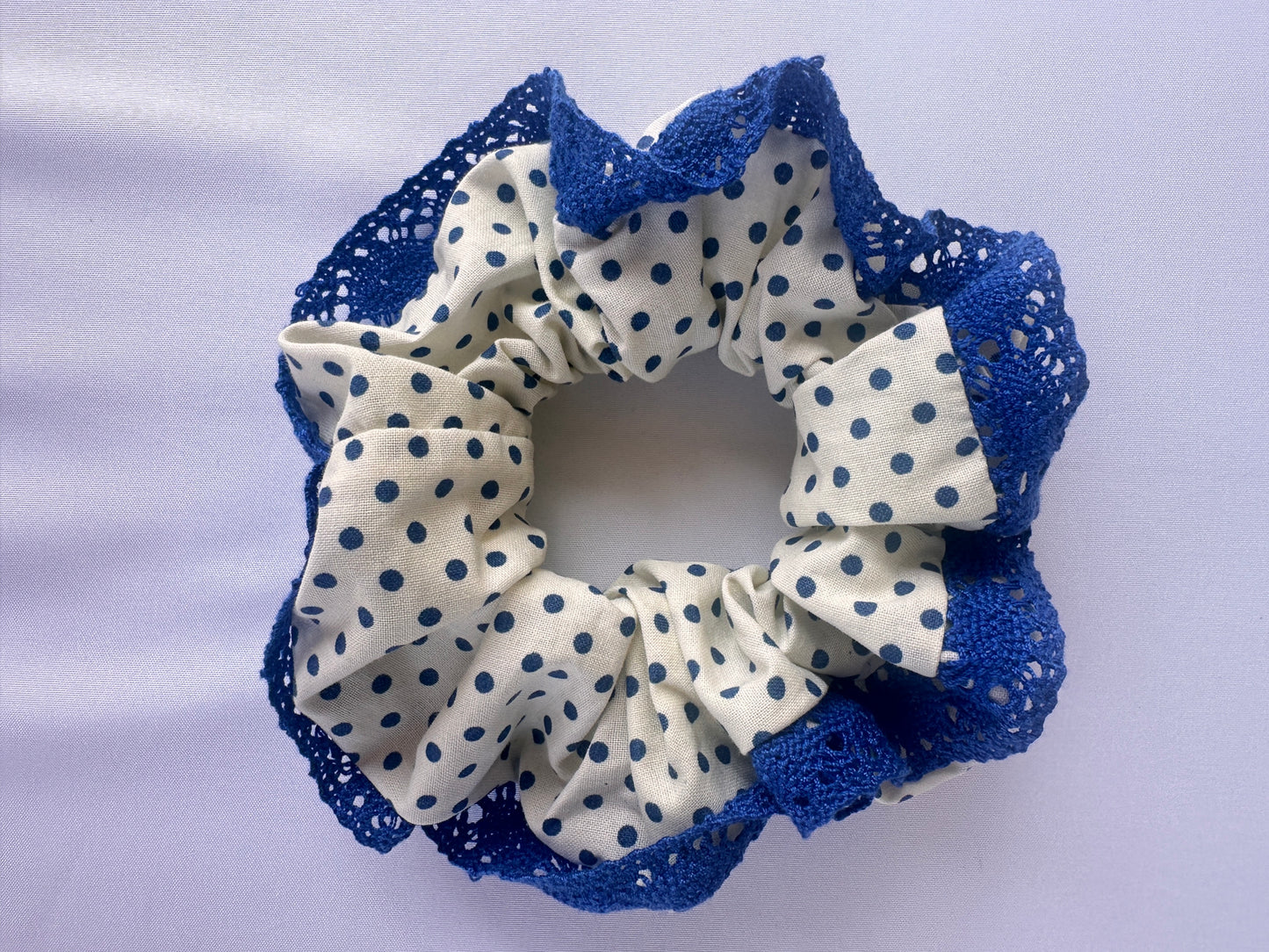 Scrunchie in Cotone a Pois con Pizzo Blu