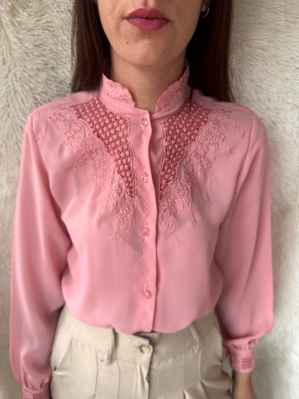Camicia rosa ricamata