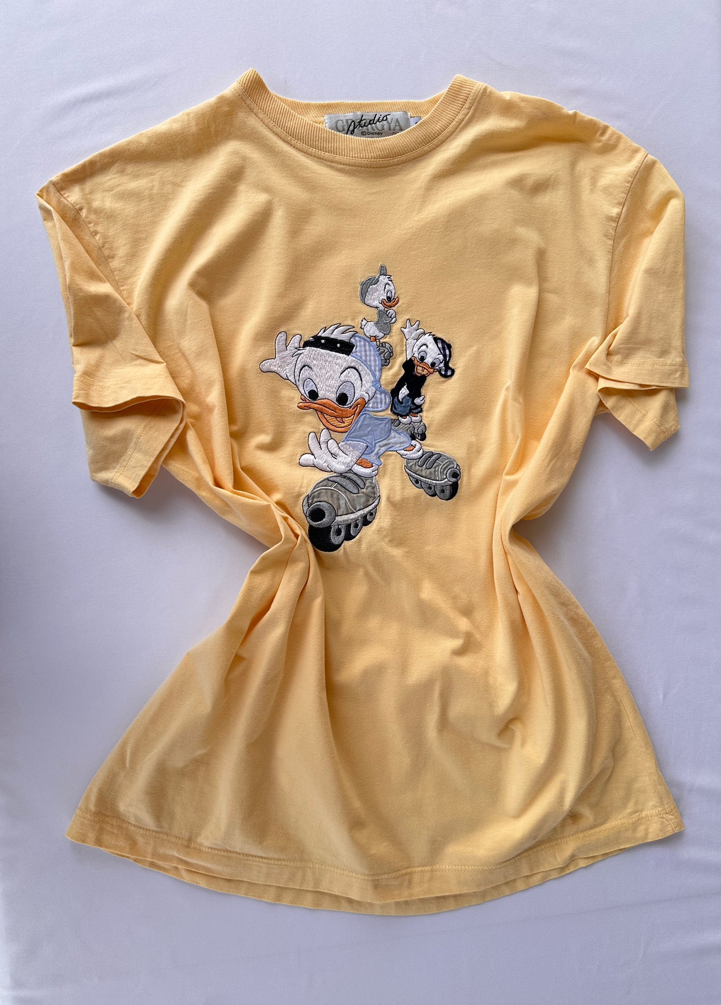 T-shirt Giallo Pastello Qui, Quo, Qua sui Pattini
