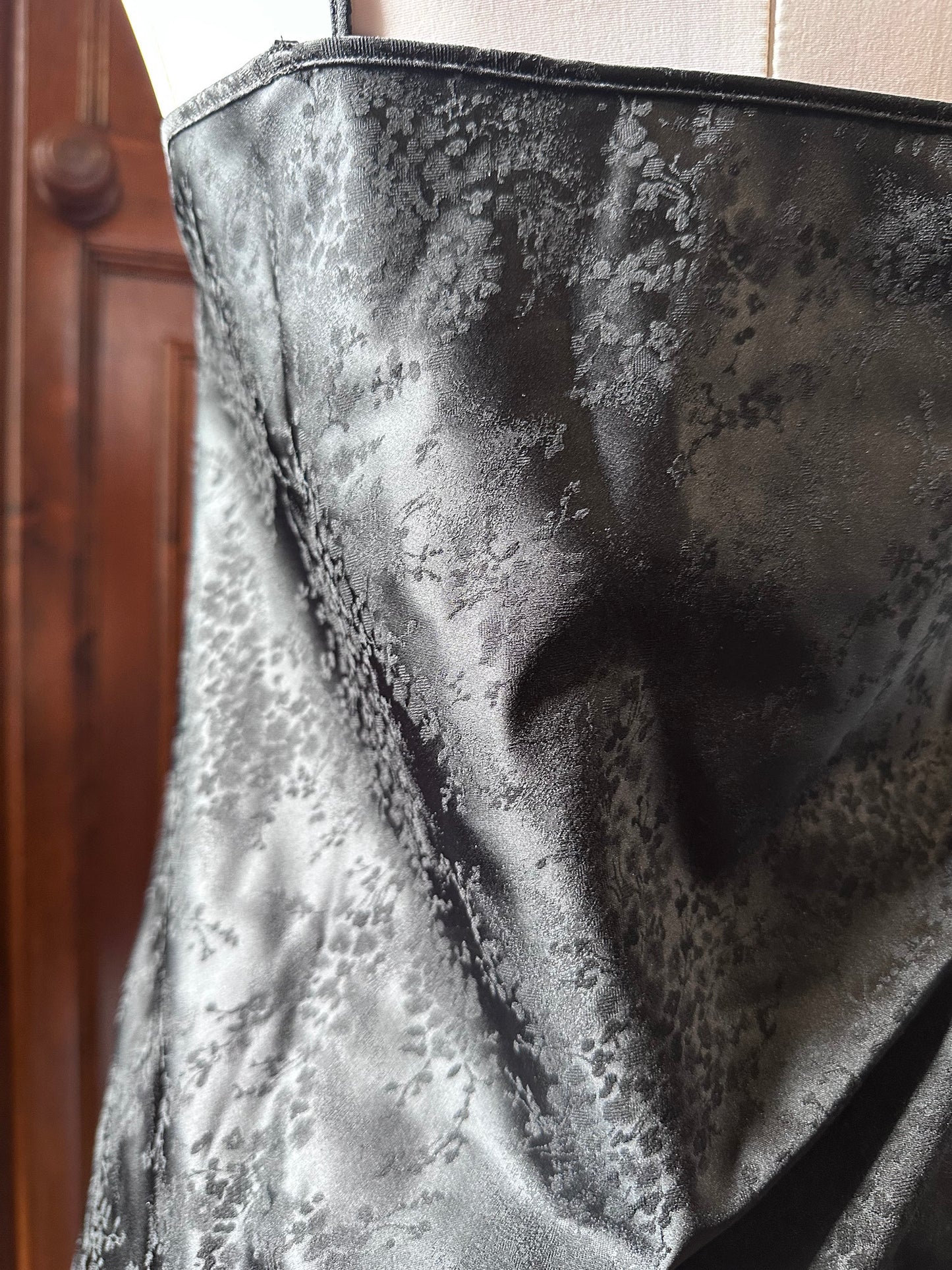black slip dress con pizzo