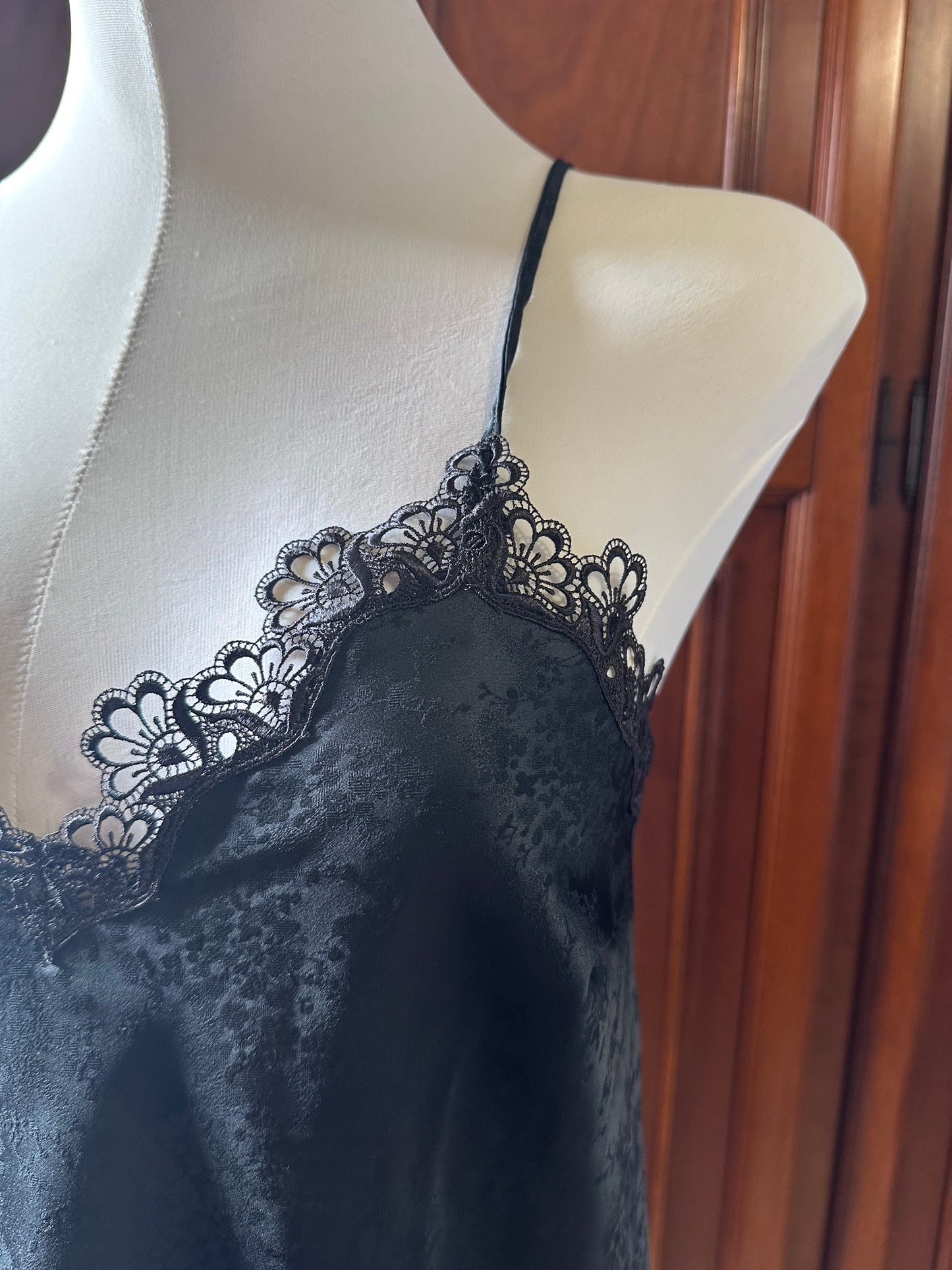 black slip dress con pizzo