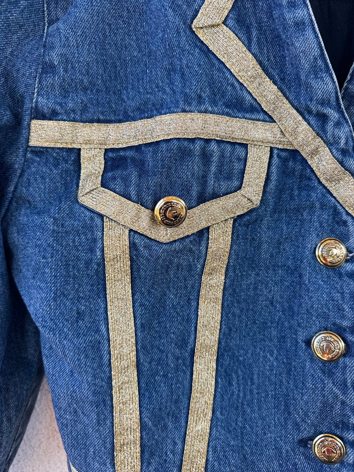 Moschino Jeans – giacca denim cropped con dettagli dorati