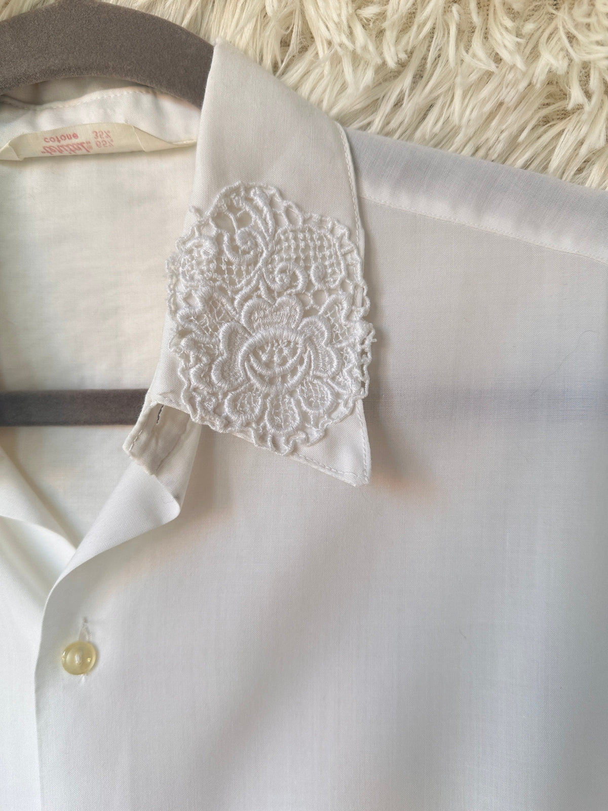 Camicia con colletto ricamato