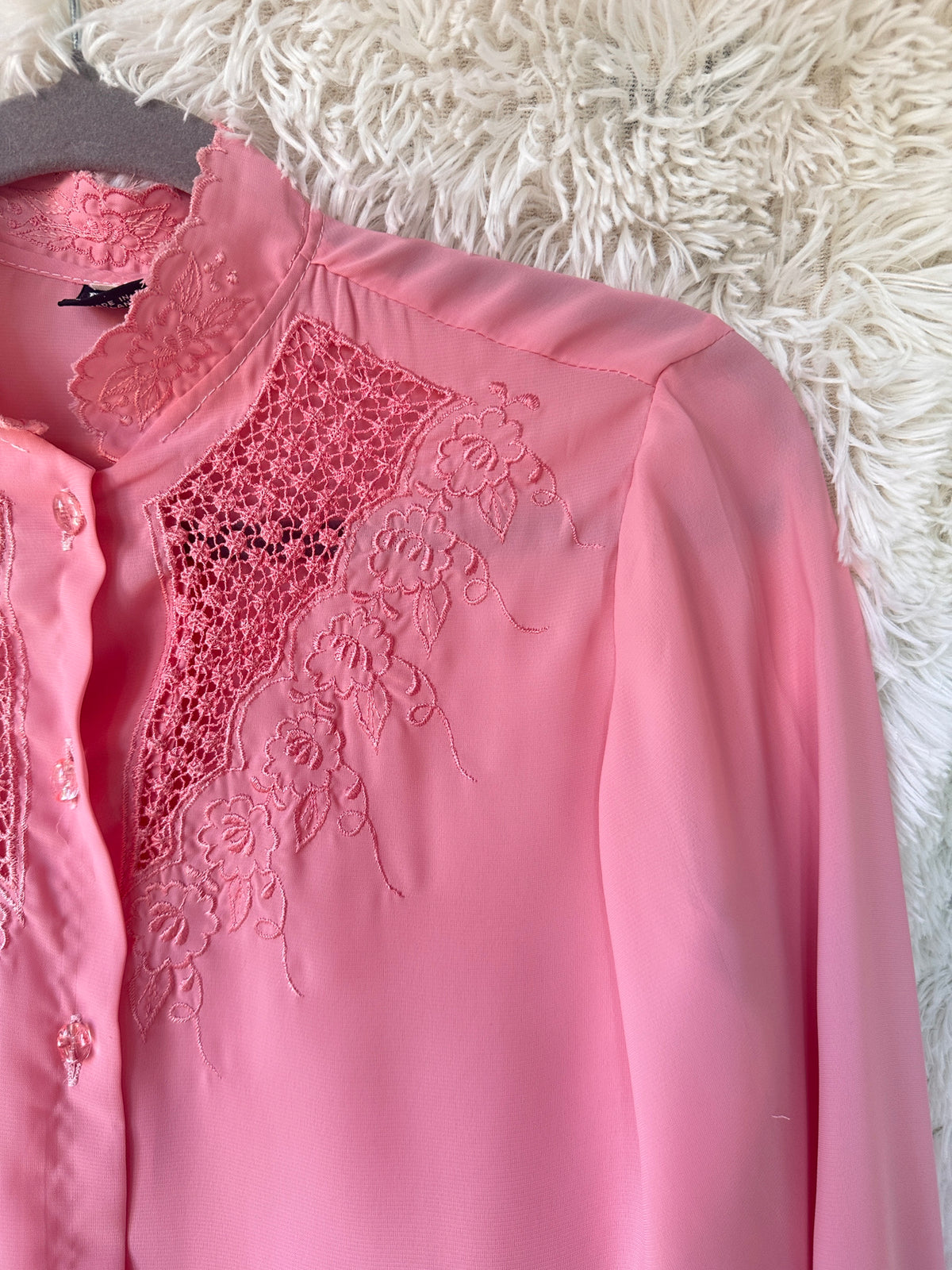 Camicia rosa ricamata