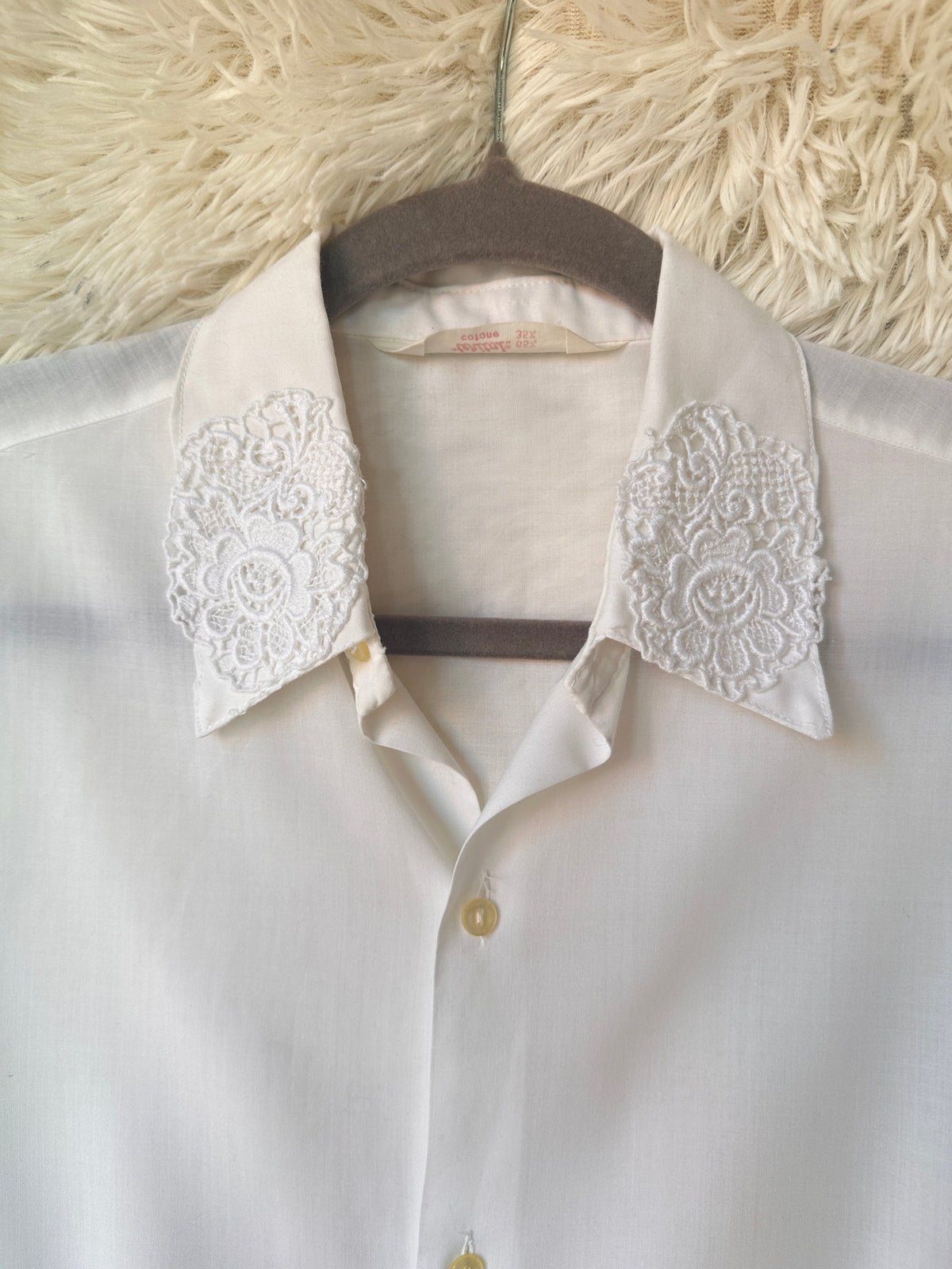 Camicia con colletto ricamato