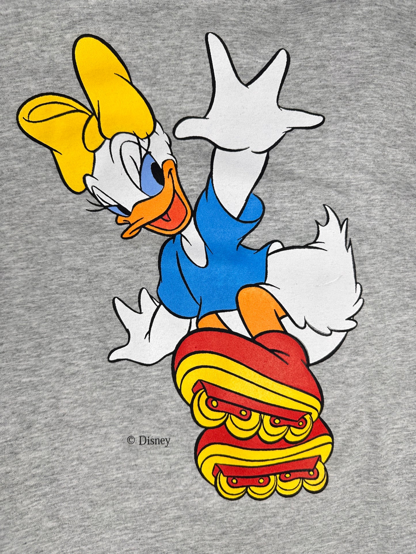 T-shirt paperina sui pattini