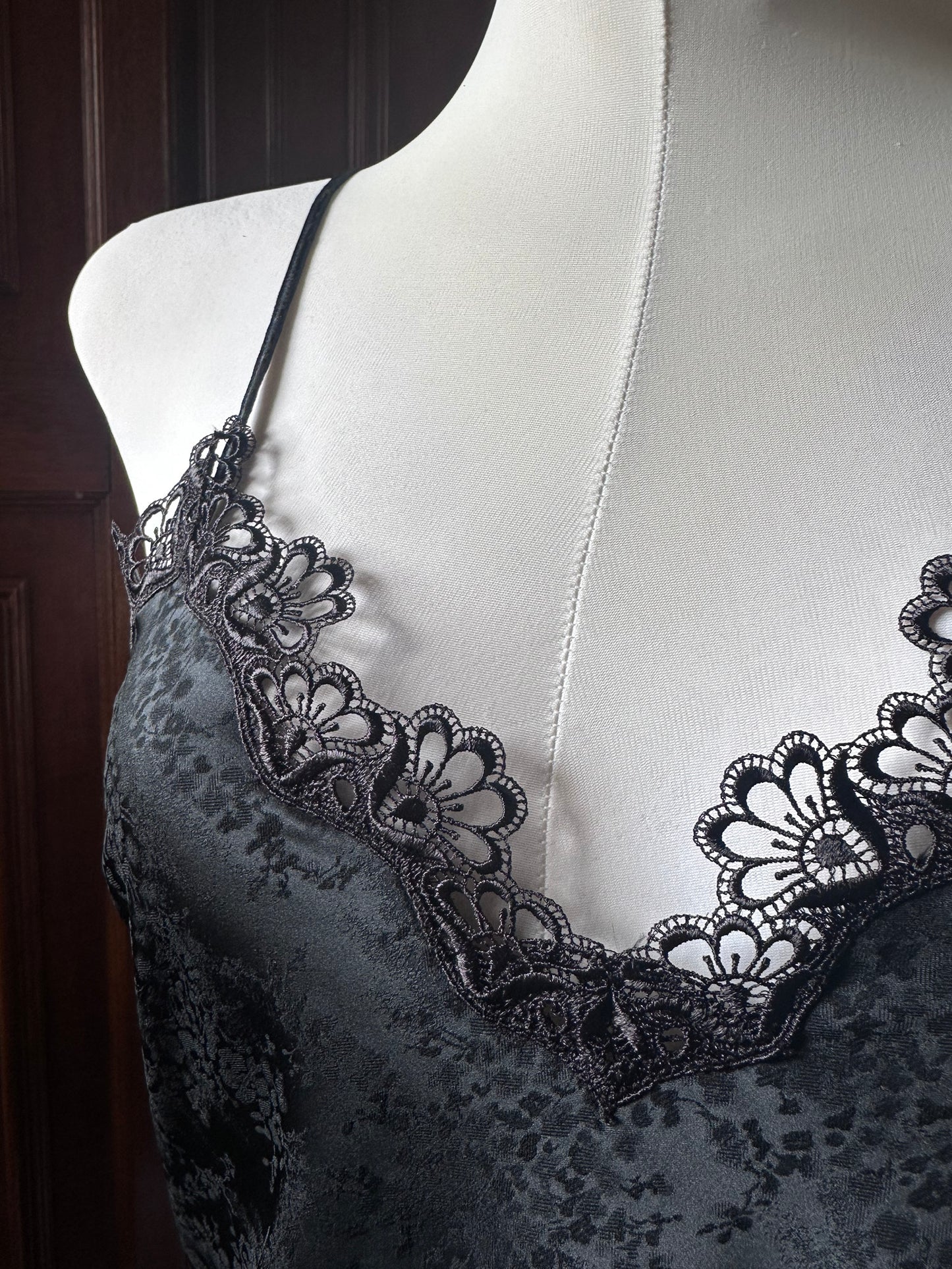 black slip dress con pizzo