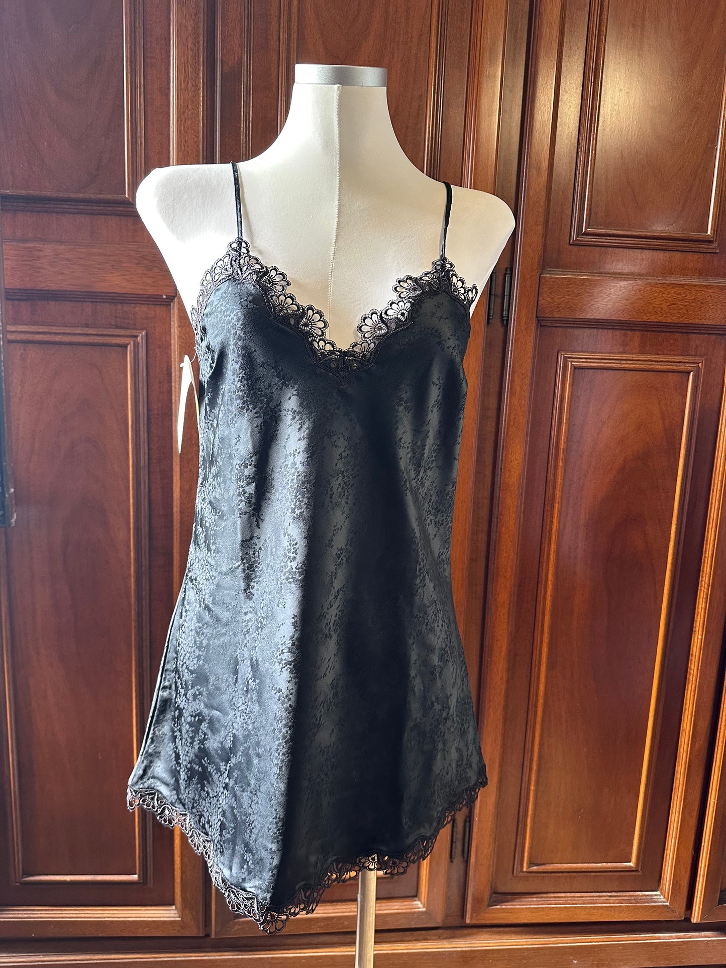 black slip dress con pizzo