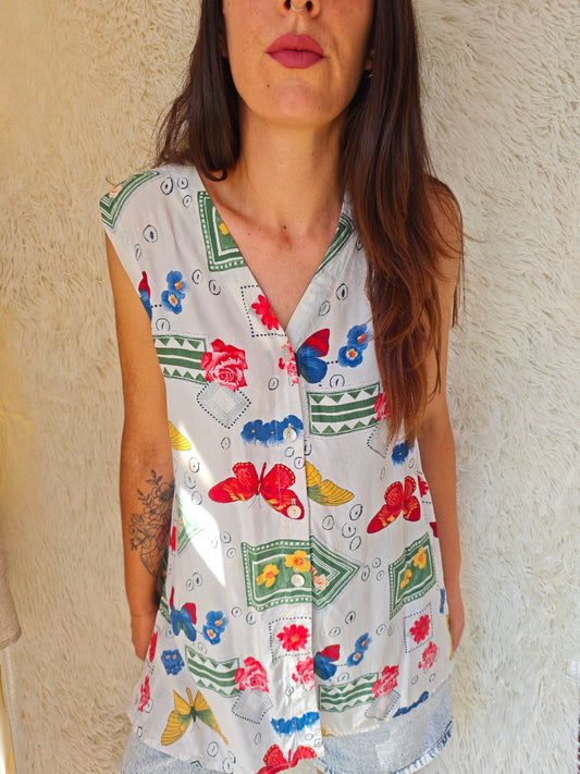 Camicia smanicata – fantasia floreale e farfalle
