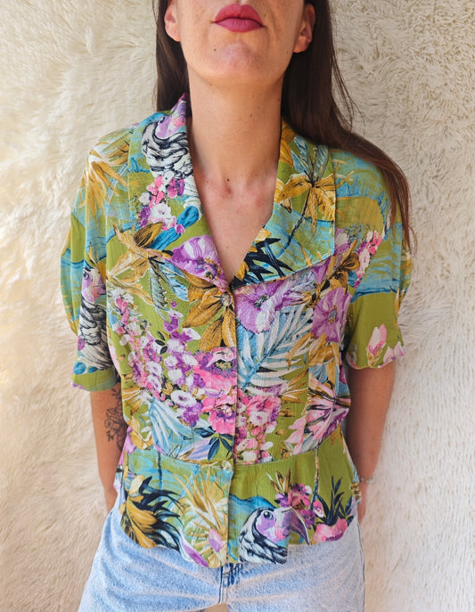 Camicia tropicale con volant
