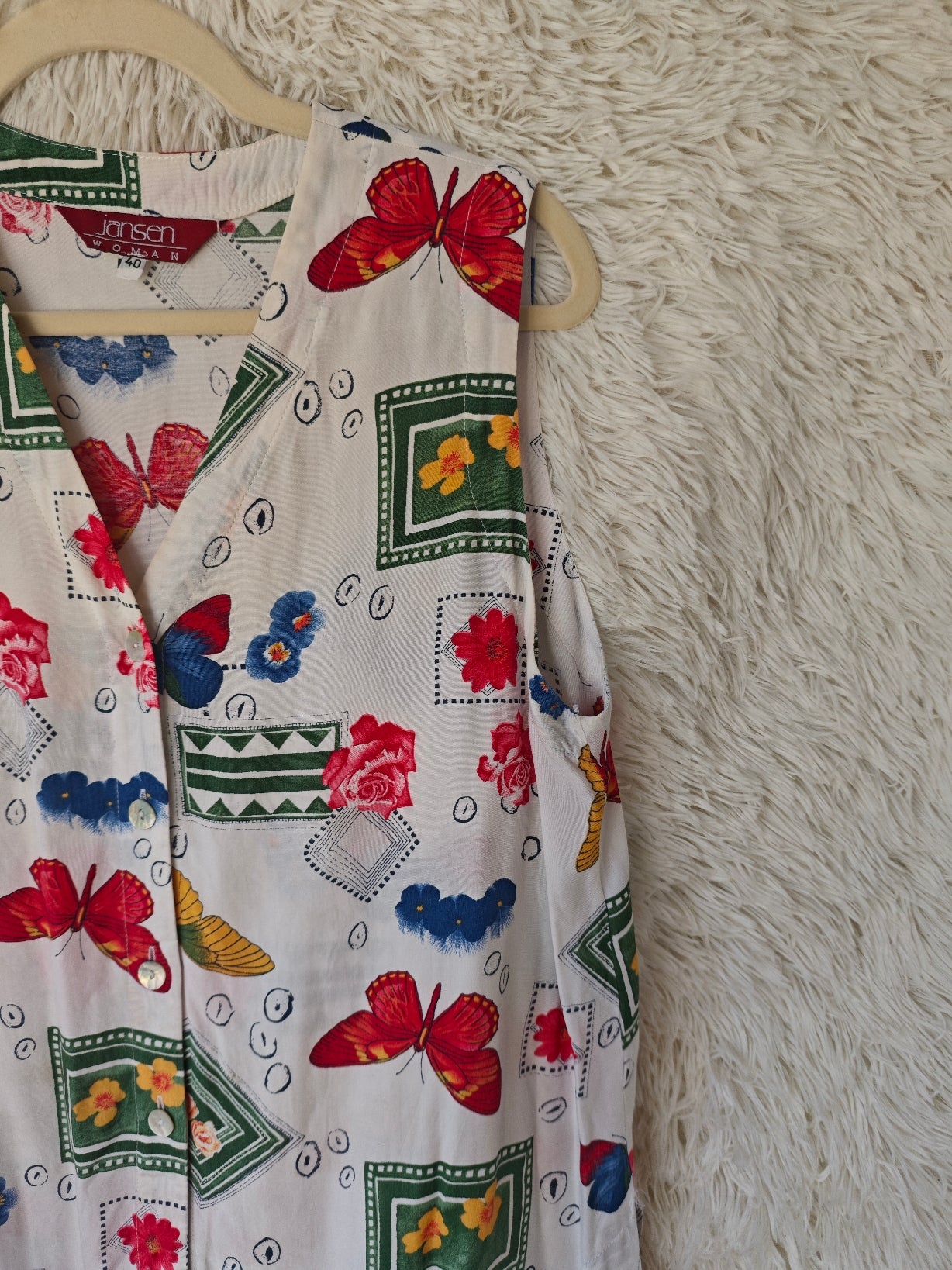 Camicia smanicata – fantasia floreale e farfalle