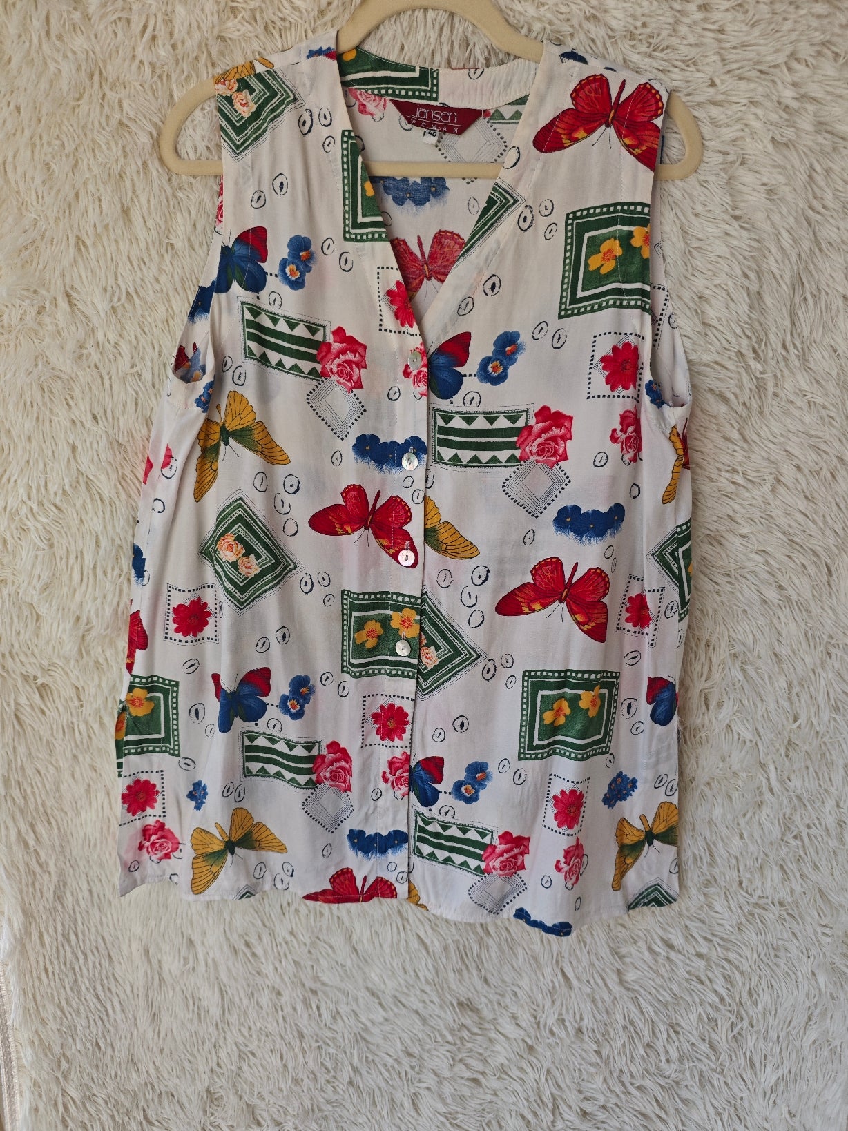 Camicia smanicata – fantasia floreale e farfalle