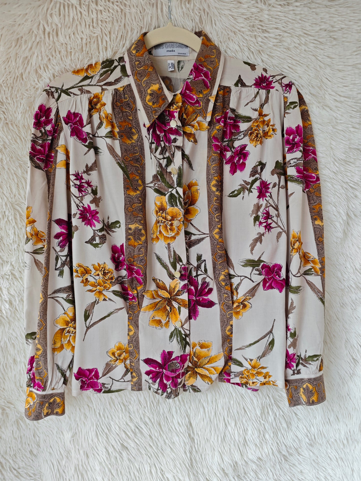 Camicia floreale sagomata