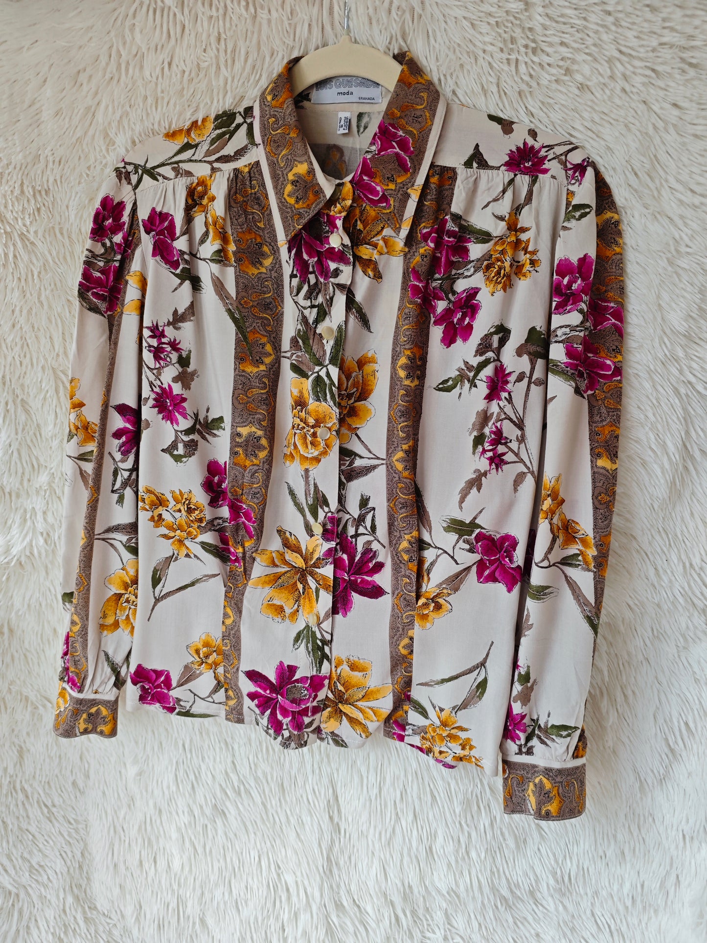 Camicia floreale sagomata