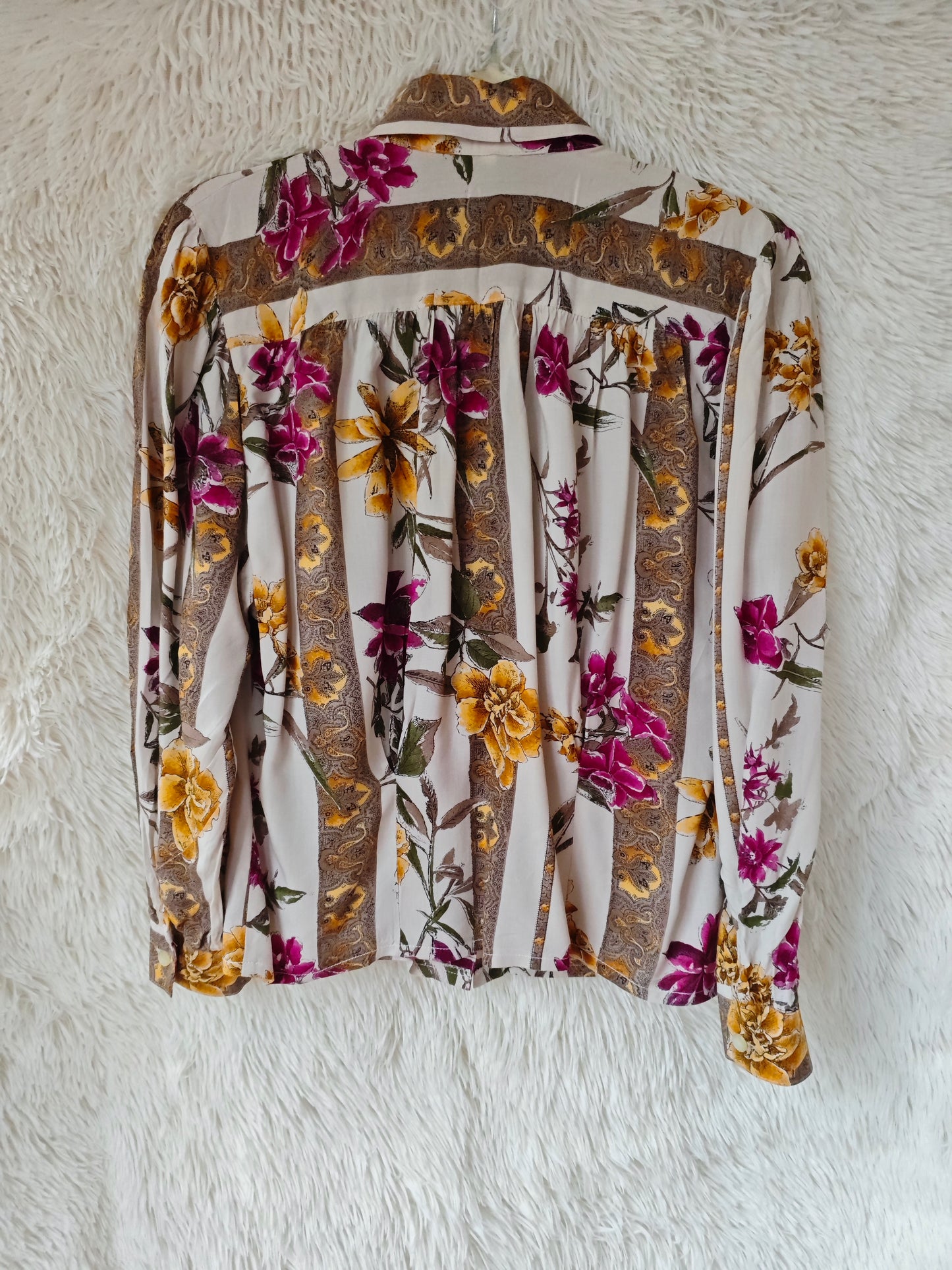 Camicia floreale sagomata