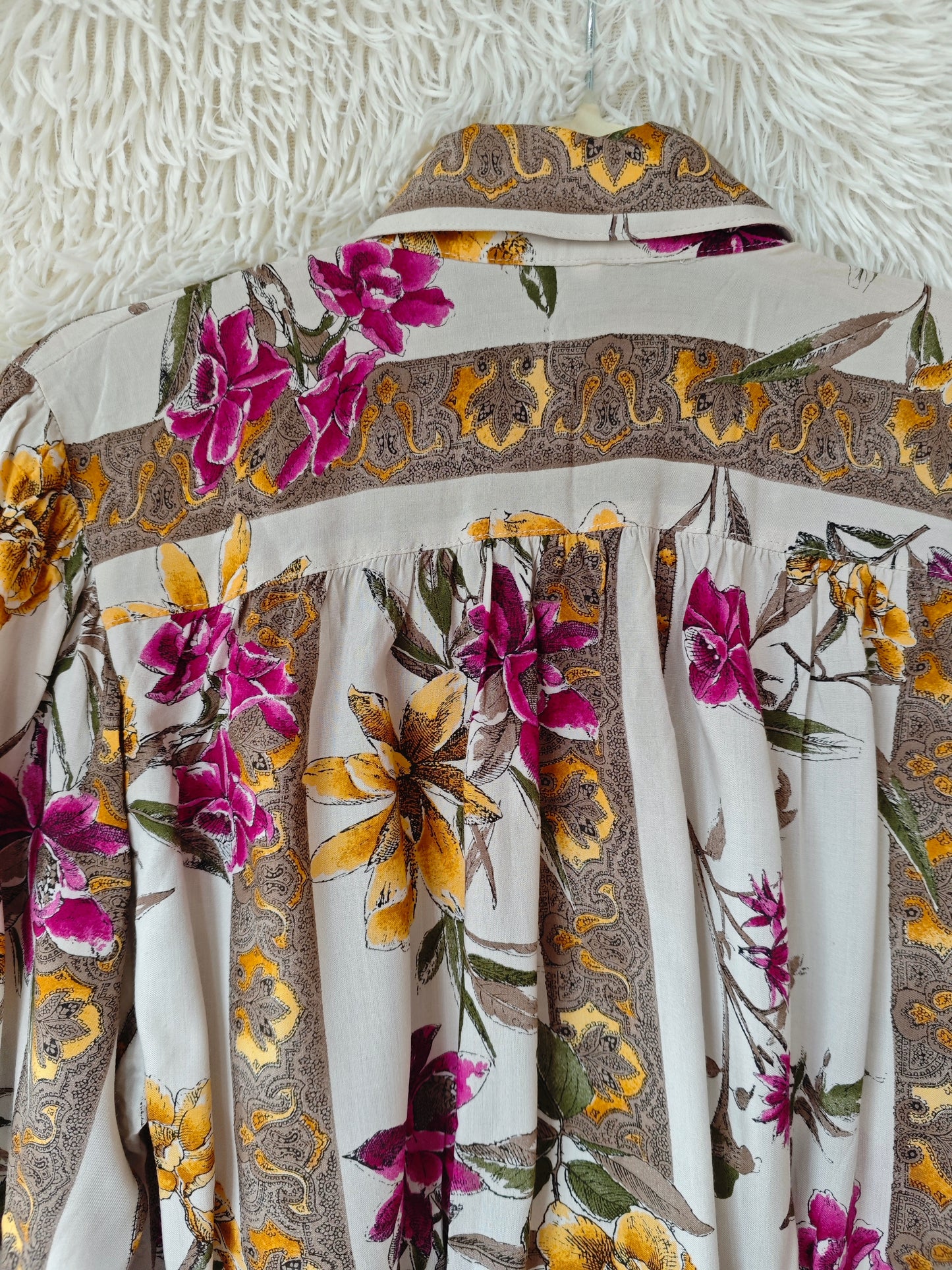 Camicia floreale sagomata