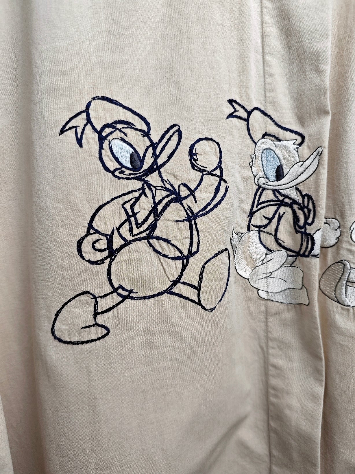 Camicia paperino in movimento