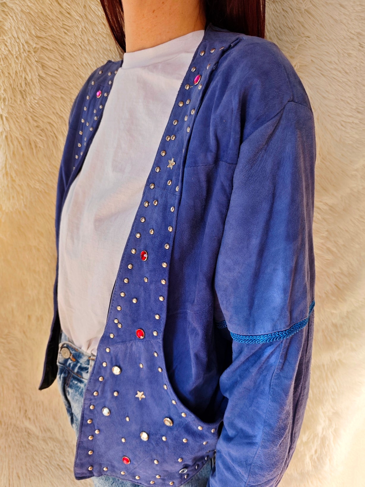 Giacca anni ‘80/’90 in camoscio blu con borchie e strass