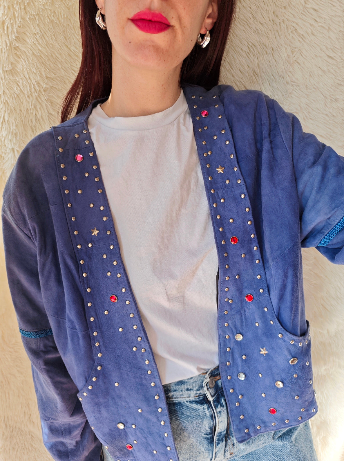 Giacca anni ‘80/’90 in camoscio blu con borchie e strass