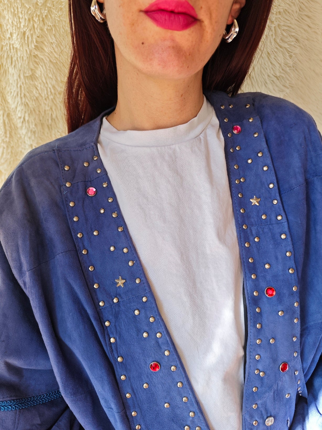 Giacca anni ‘80/’90 in camoscio blu con borchie e strass