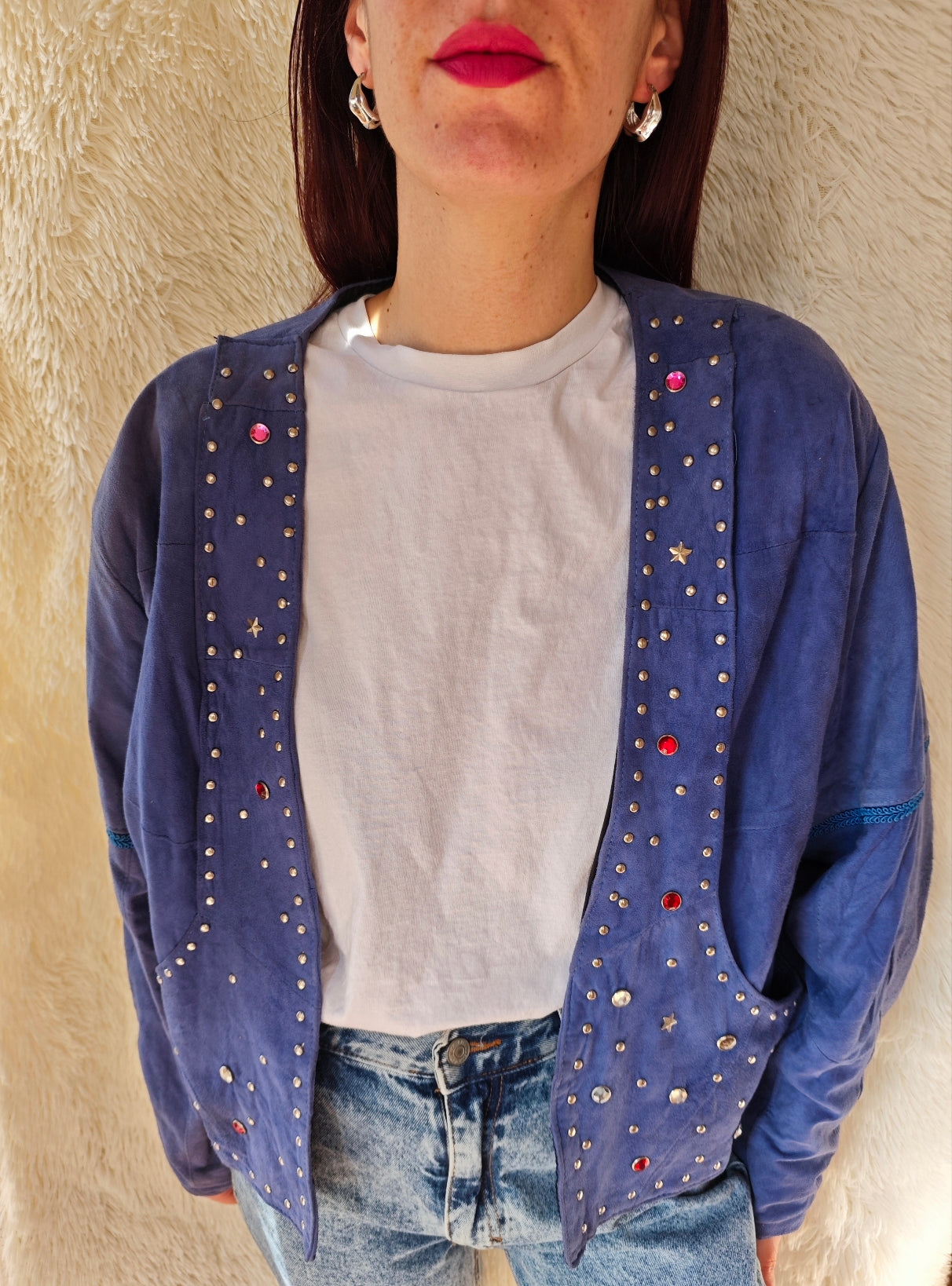 Giacca anni ‘80/’90 in camoscio blu con borchie e strass