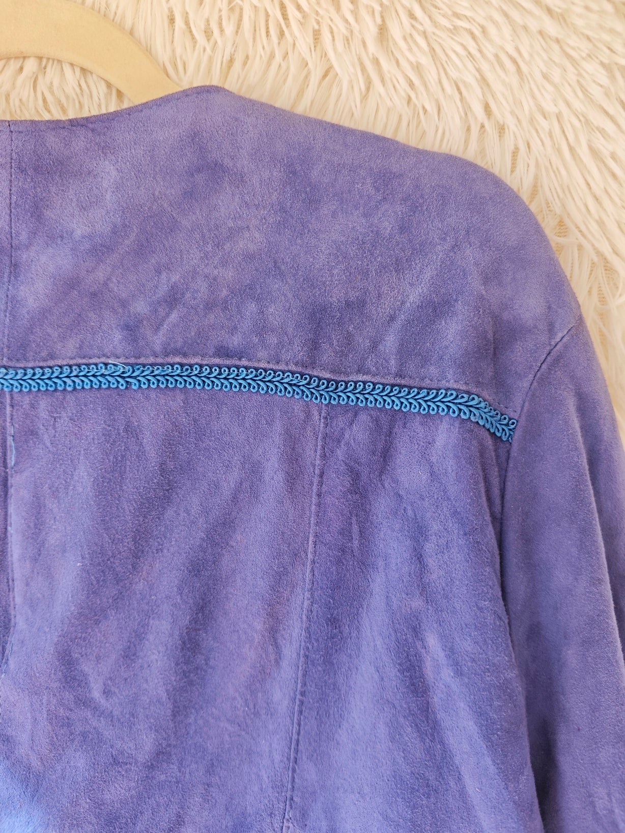 Giacca anni ‘80/’90 in camoscio blu con borchie e strass