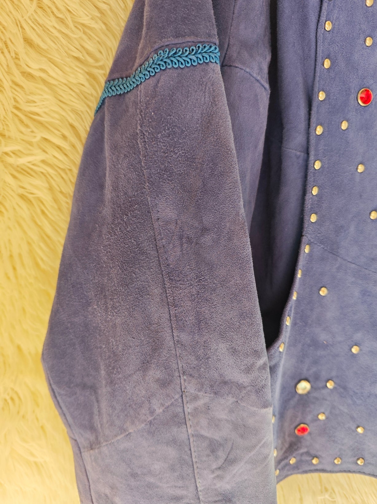 Giacca anni ‘80/’90 in camoscio blu con borchie e strass