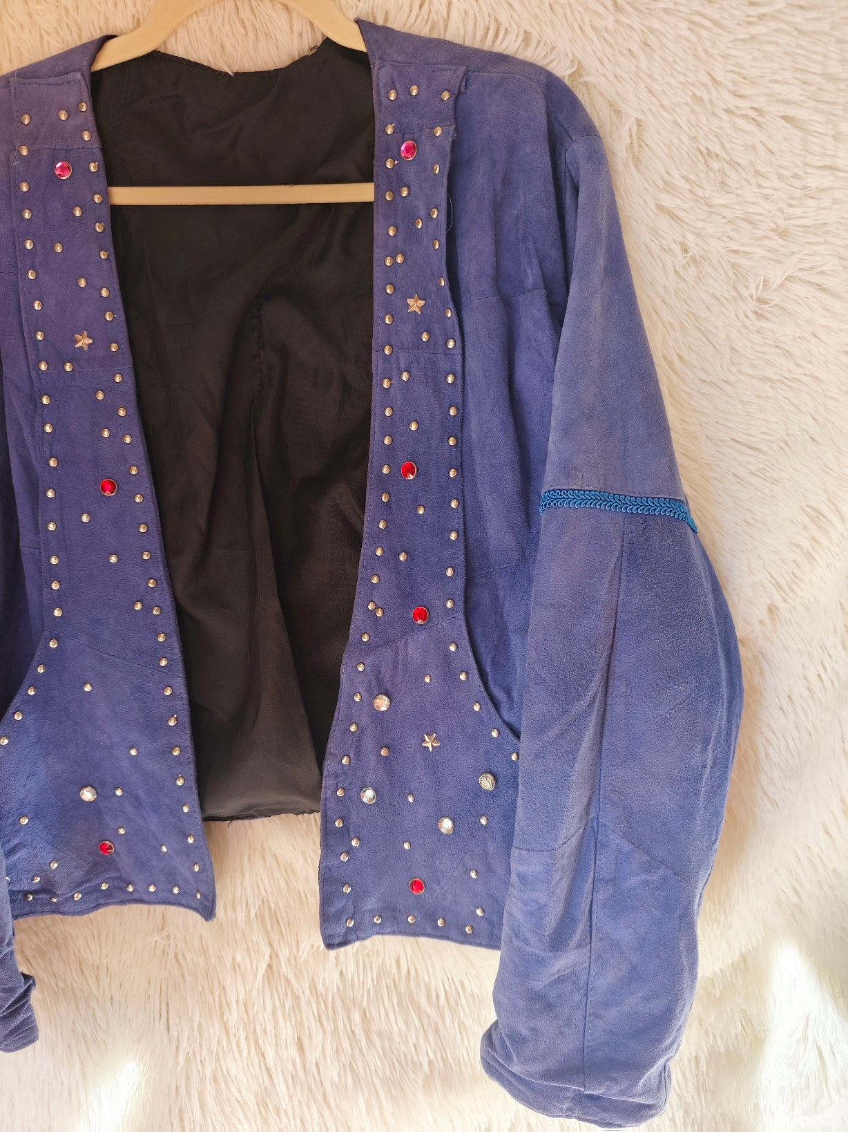 Giacca anni ‘80/’90 in camoscio blu con borchie e strass
