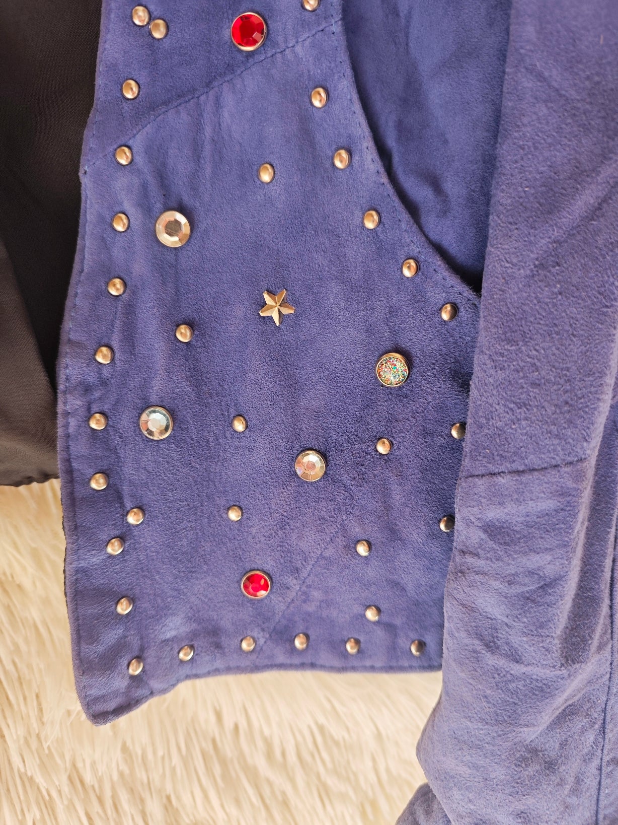 Giacca anni ‘80/’90 in camoscio blu con borchie e strass