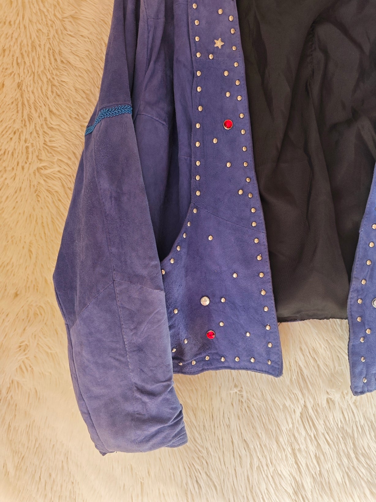 Giacca anni ‘80/’90 in camoscio blu con borchie e strass