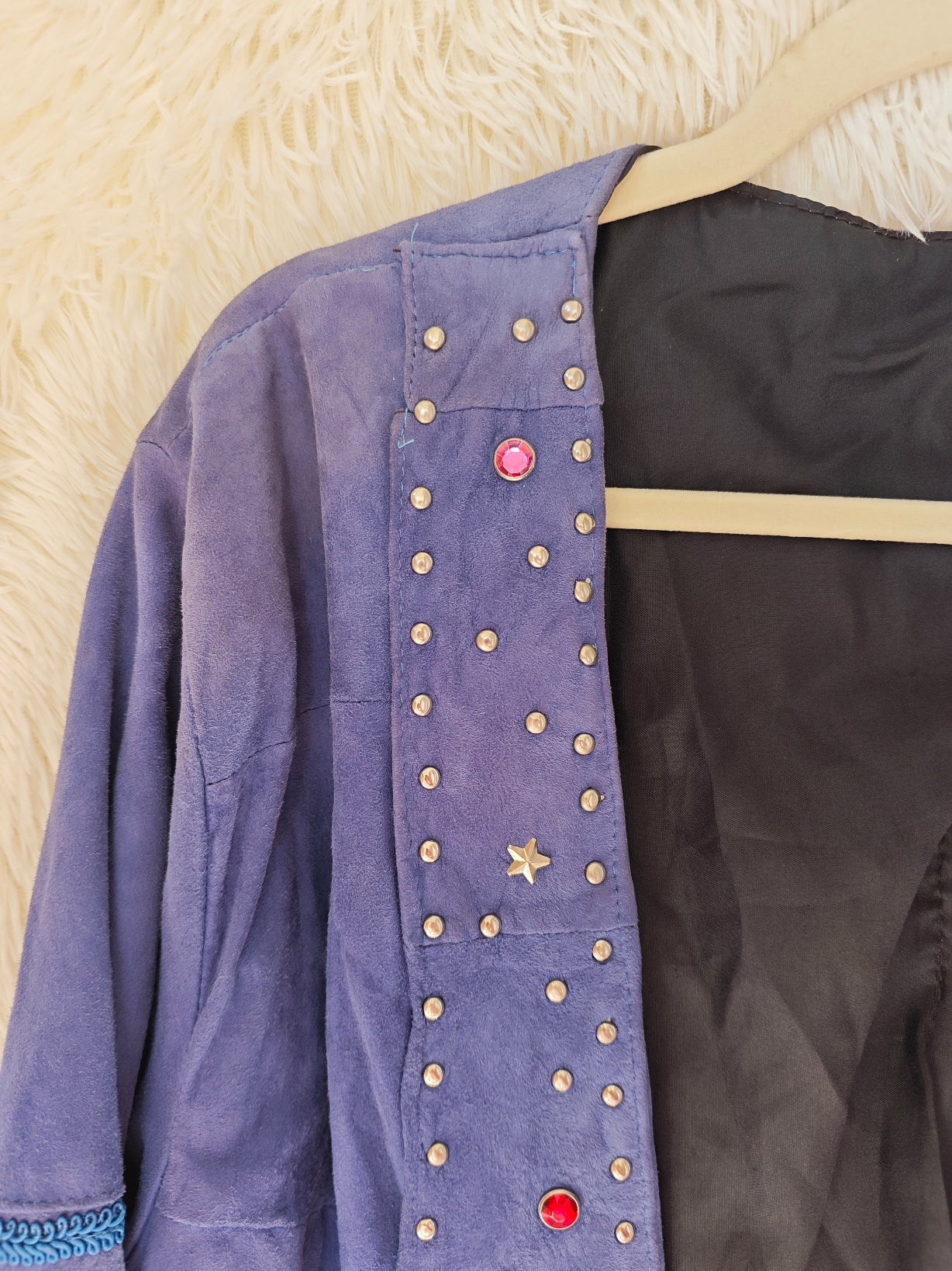 Giacca anni ‘80/’90 in camoscio blu con borchie e strass