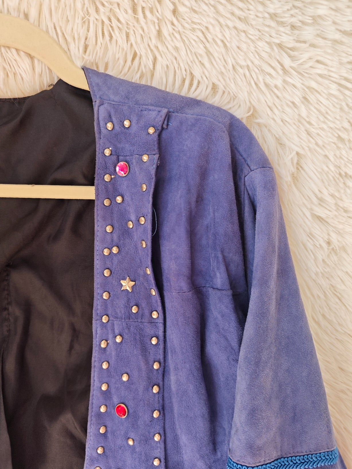 Giacca anni ‘80/’90 in camoscio blu con borchie e strass