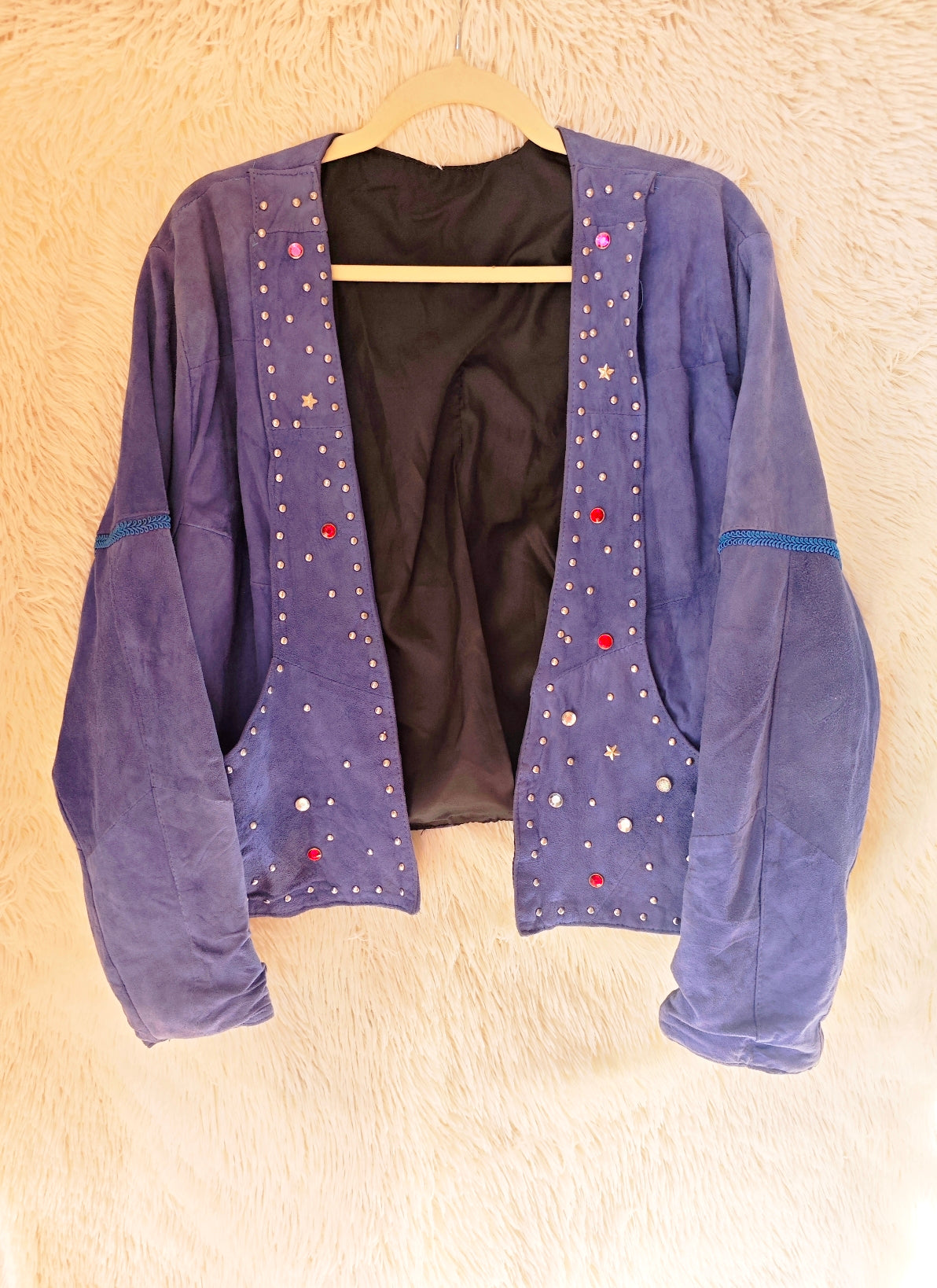 Giacca anni ‘80/’90 in camoscio blu con borchie e strass
