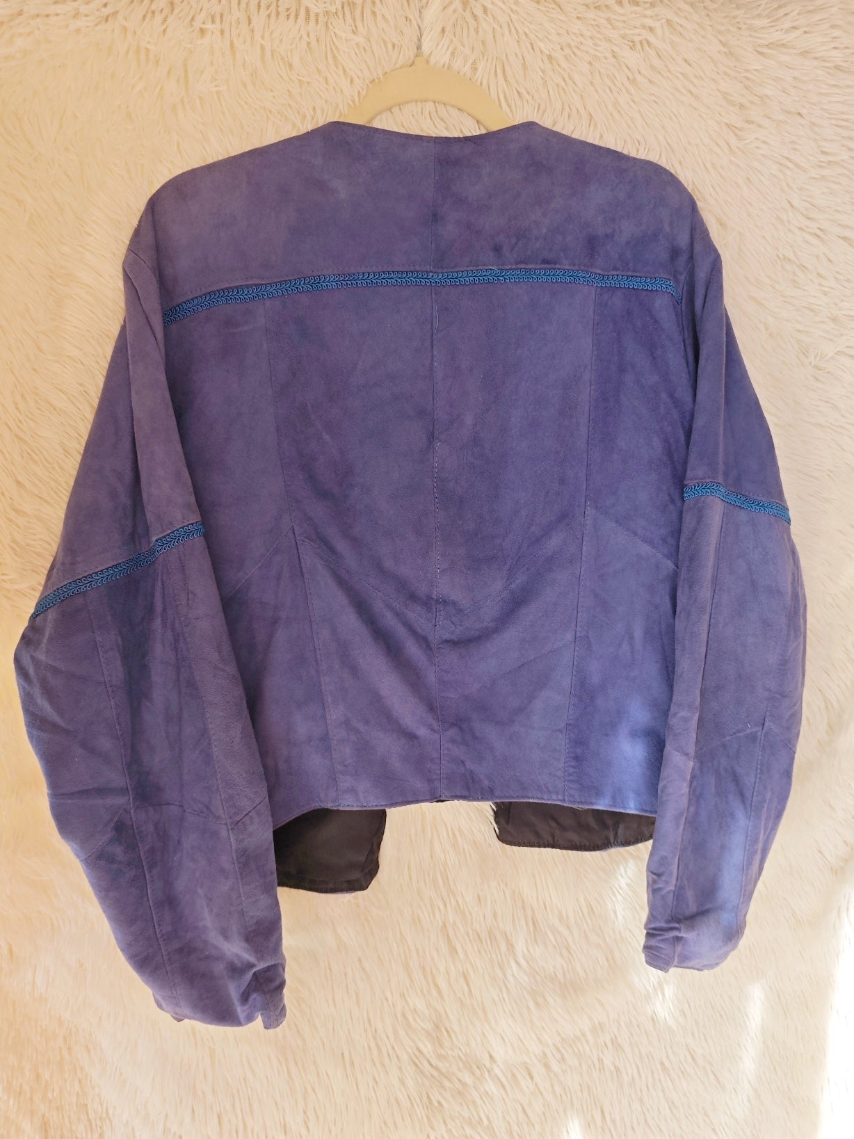 Giacca anni ‘80/’90 in camoscio blu con borchie e strass