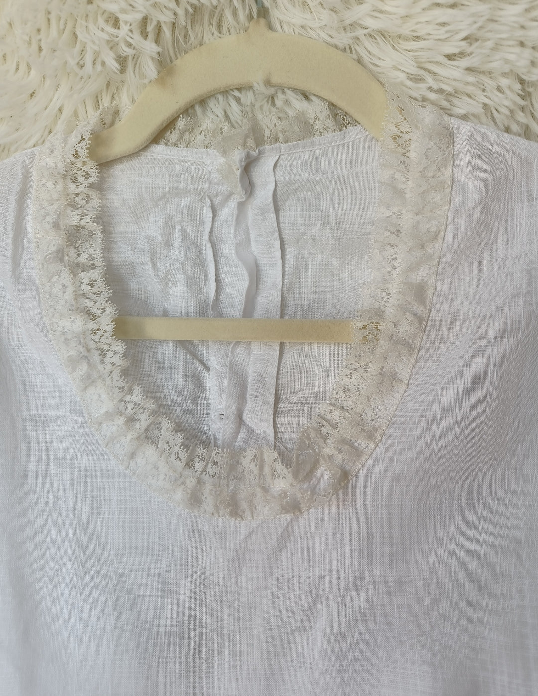 Blusa bianca con collo in pizzo