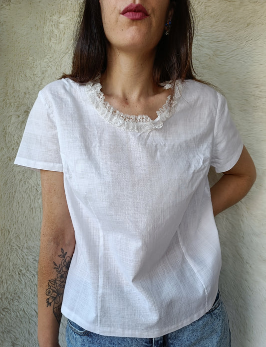 Blusa bianca con collo in pizzo